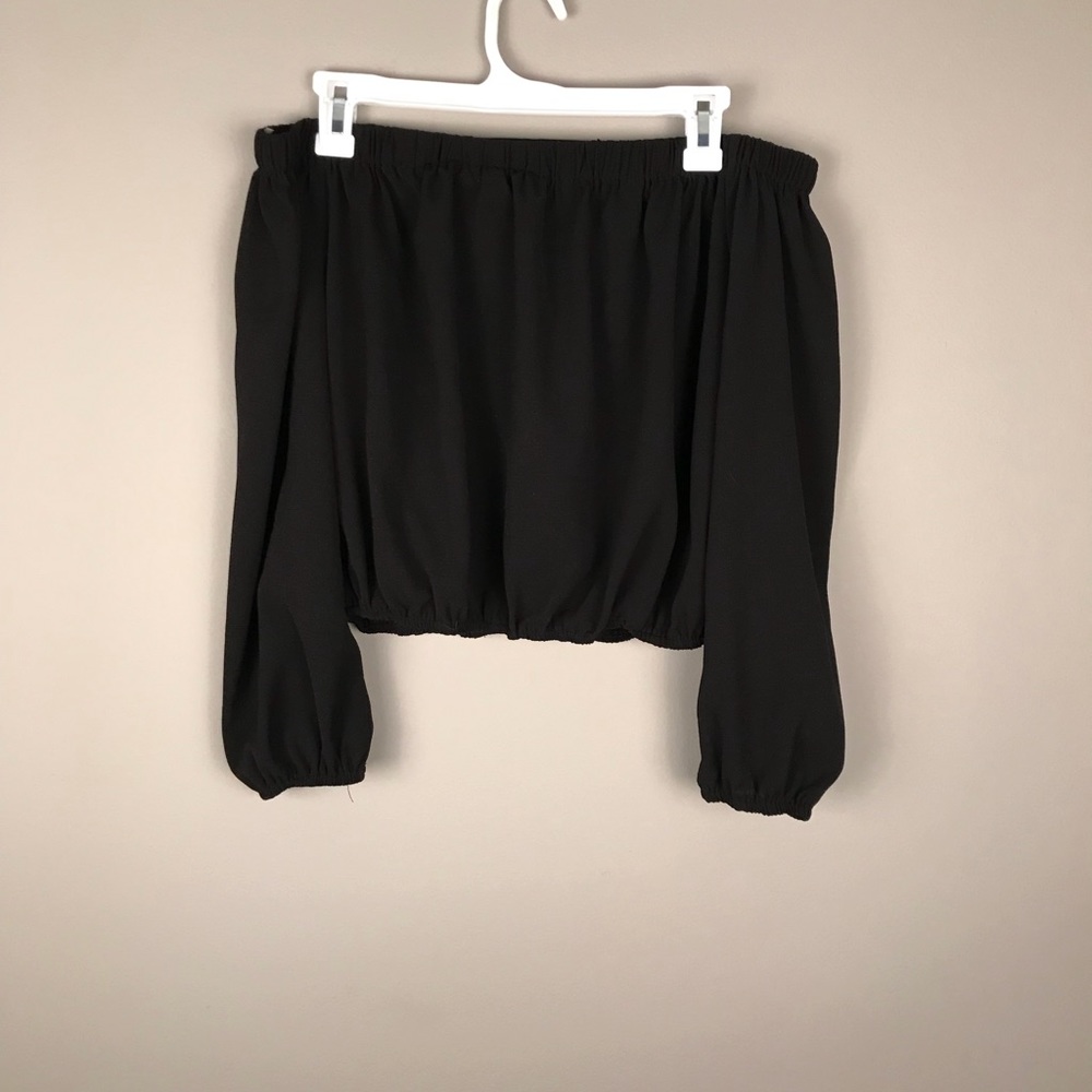 🖤 2/15 - Off the shoulder crop with cut out back